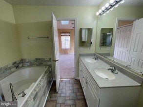 2429 Dew Meadow Ct in Herndon, VA - Building Photo - Building Photo