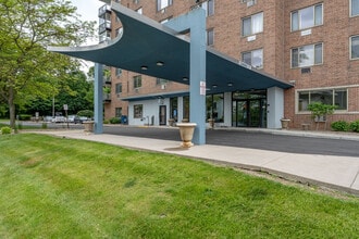 Parkway Condominiums in Niagara Falls, NY - Building Photo - Building Photo