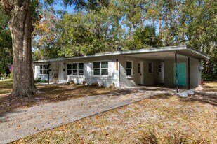 922 NE 5th Pl in Gainesville, FL - Building Photo