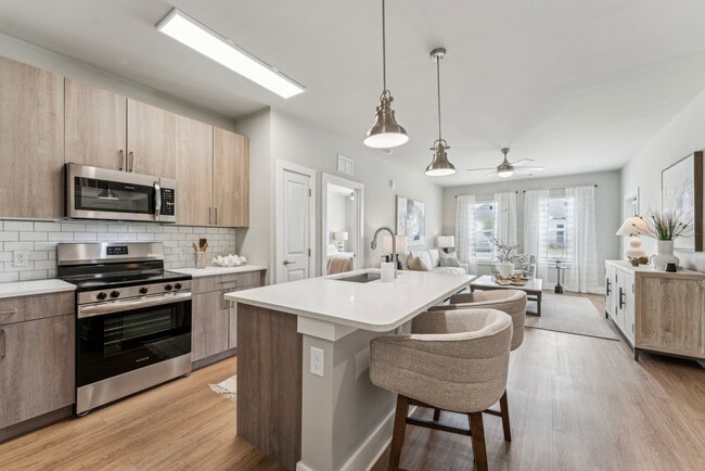 The Hendry in Ft. Myers, FL - Building Photo - Building Photo