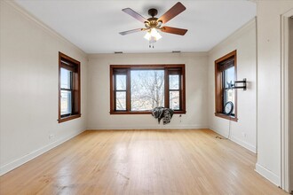 5614 W Melrose St, Unit 2 in Chicago, IL - Foto de edificio - Building Photo