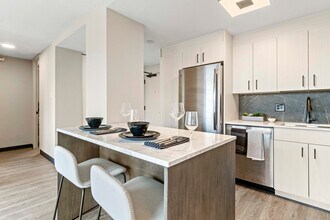 1912 W Ogden Ave in Chicago, IL - Building Photo - Building Photo