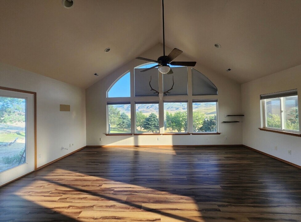 17009 WA-241 in Sunnyside, WA - Building Photo