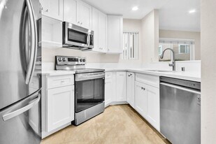 7405 Charmant Dr in San Diego, CA - Building Photo