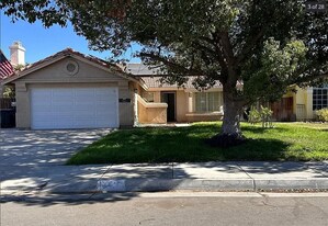 1066 Gloria Dr in Hemet, CA - Building Photo