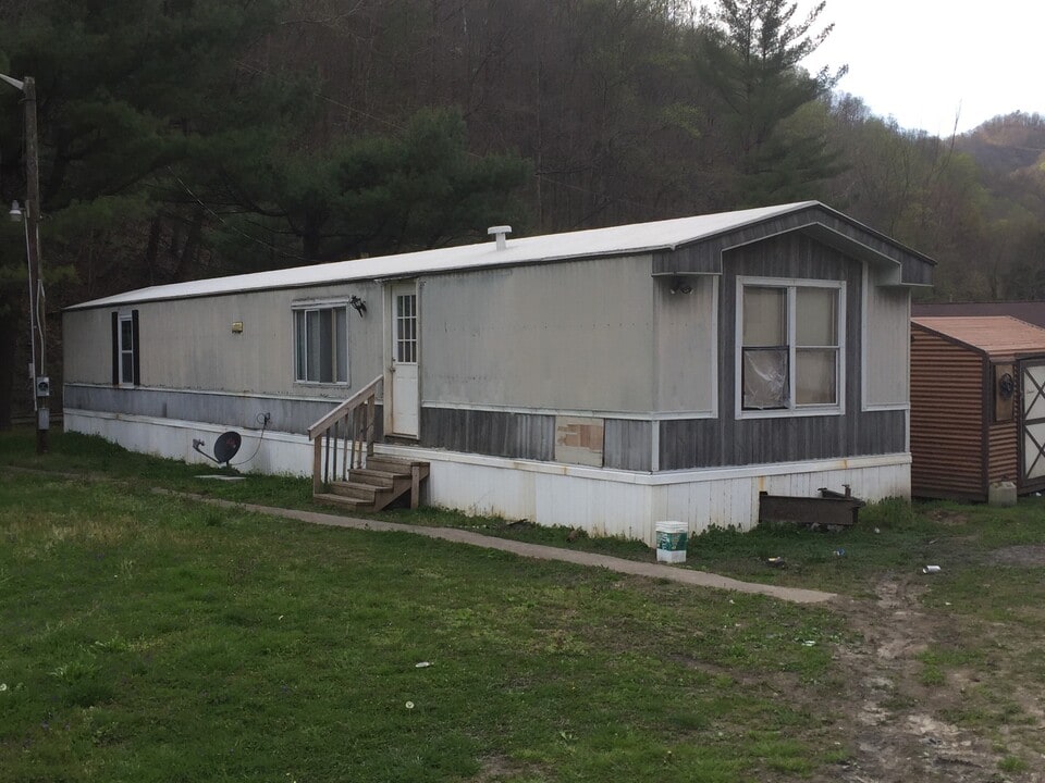 57 Volewood Ln in Gallagher, WV - Building Photo