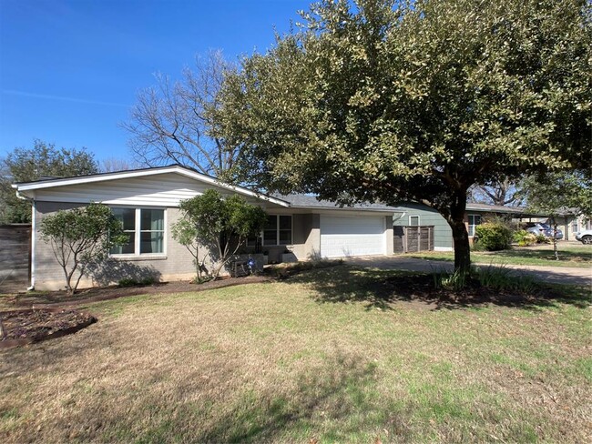 8008 Burrell Dr in Austin, TX - Building Photo - Building Photo