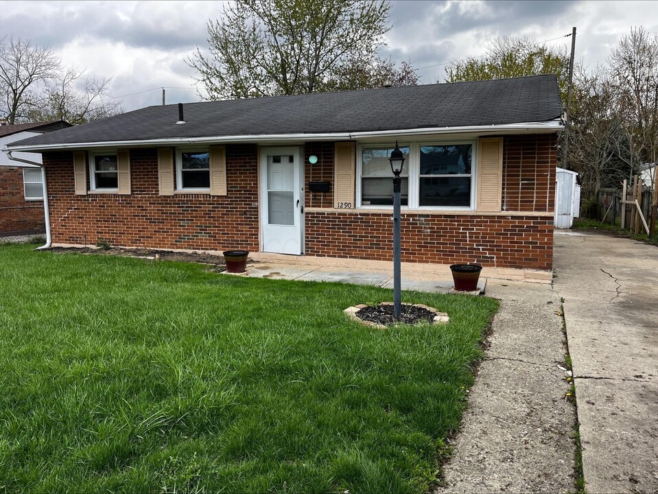 1290 Beechwood Rd in Columbus, OH - Building Photo