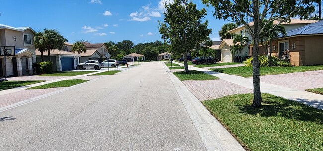 2085 Marblehead Way in Port St. Lucie, FL - Foto de edificio - Building Photo