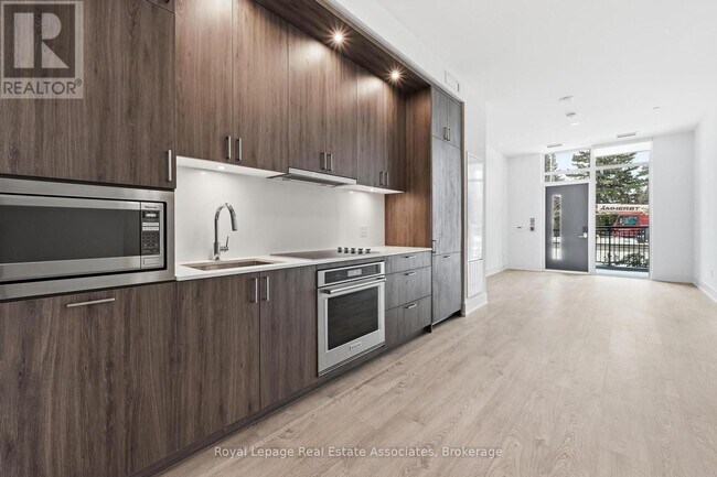 259 The Kingsway in Toronto, ON - Building Photo - Building Photo