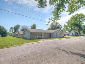 1902 John F Kennedy St in Pittsburg, KS - Foto de edificio - Building Photo