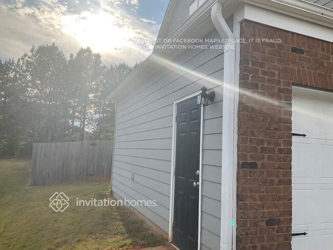 6192 Stonelake Dr SW in Atlanta, GA - Foto de edificio - Building Photo