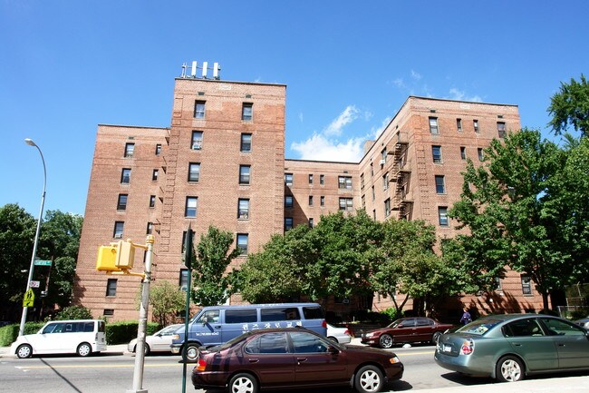 144-07 Sanford Ave in Flushing, NY - Foto de edificio - Building Photo