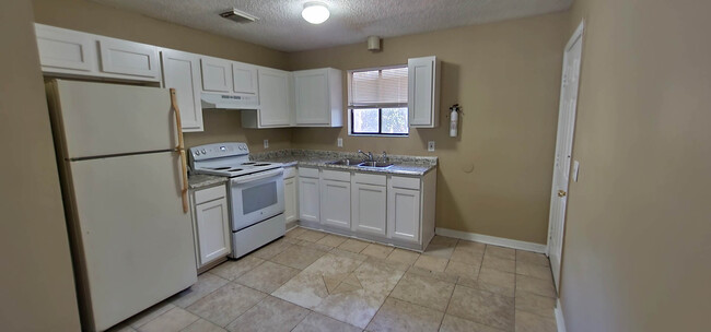 5021 Westchase Ct, Unit 2 in Jacksonville, FL - Building Photo - Building Photo