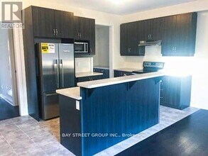 18 Military Cres in Brampton, ON - Building Photo - Building Photo