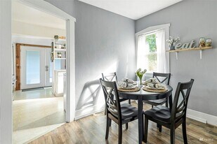 1926 7th St in Bremerton, WA - Building Photo