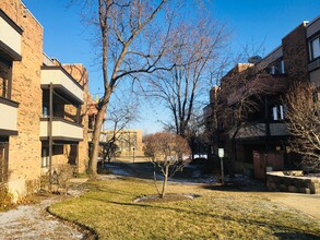 Lakeside Condominium in Schaumburg, IL - Building Photo - Building Photo