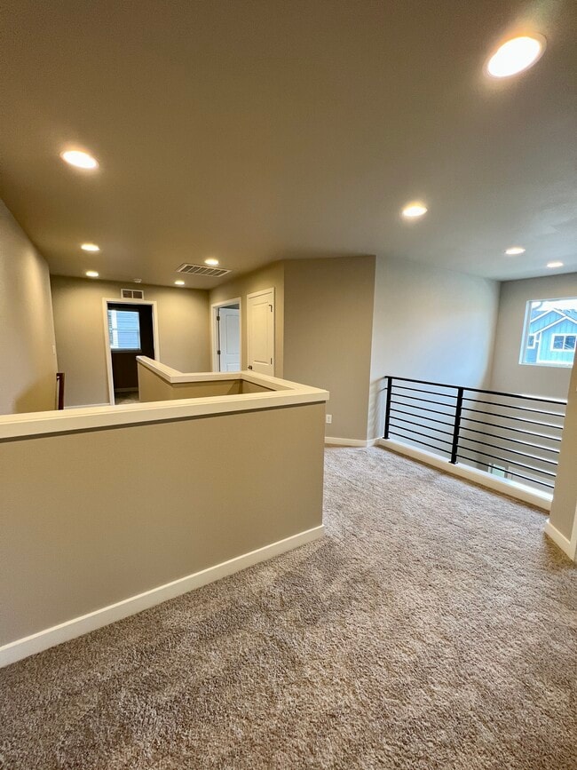 16213 8th Ave E in Spanaway, WA - Foto de edificio - Building Photo