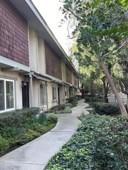 975 S Idaho St, Unit 91 in La Habra, CA - Building Photo