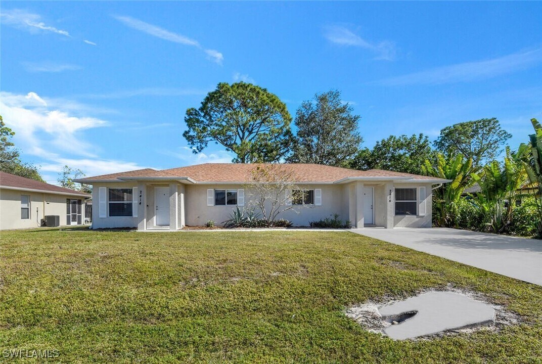 2414 55th Terrace SW in Naples, FL - Foto de edificio