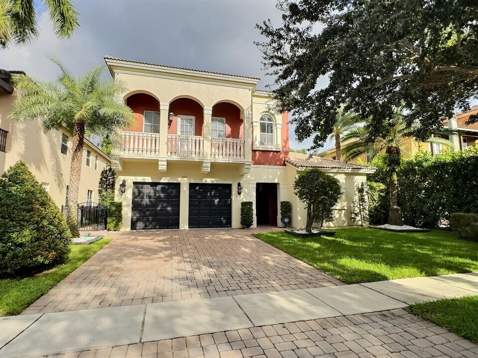 9183 Nugent Trail in Royal Palm Beach, FL - Foto de edificio