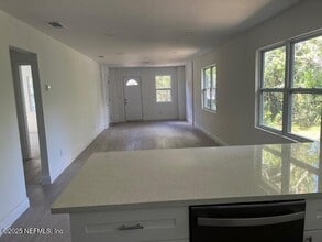 2325 Westover Dr in Palatka, FL - Foto de edificio - Building Photo