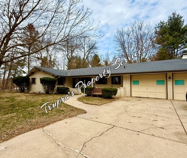 2715 E Shawnee Rd in Berrien Springs, MI - Building Photo - Building Photo
