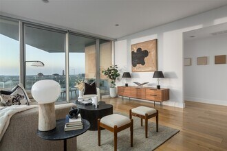 3130 N Harwood St, Unit 903 in Dallas, TX - Building Photo - Building Photo