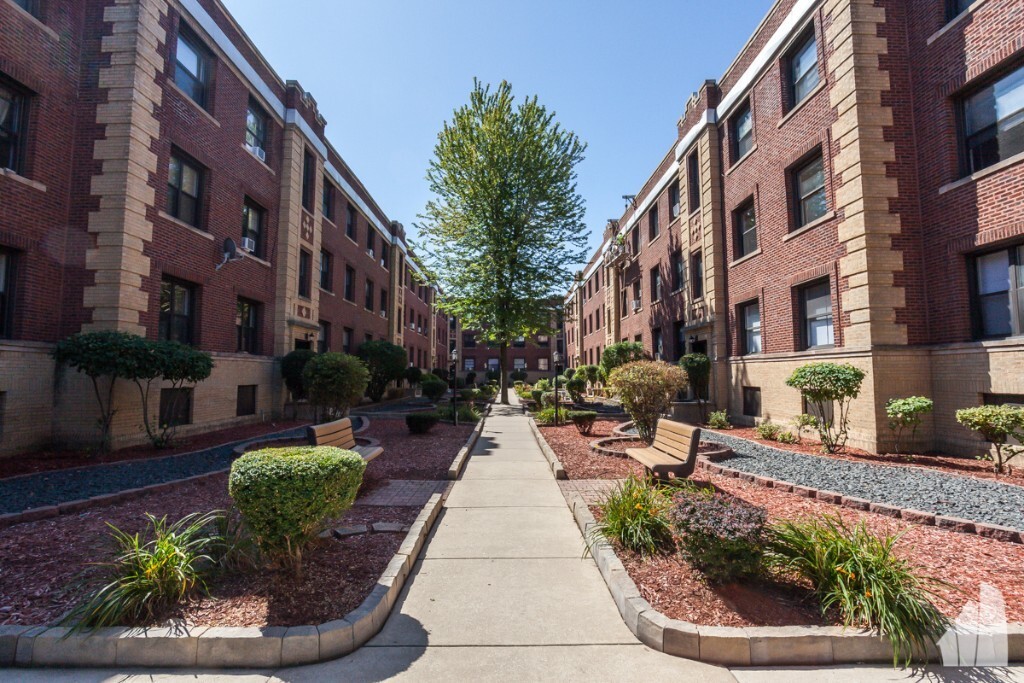 813 W Waveland Ave in Chicago, IL - Building Photo