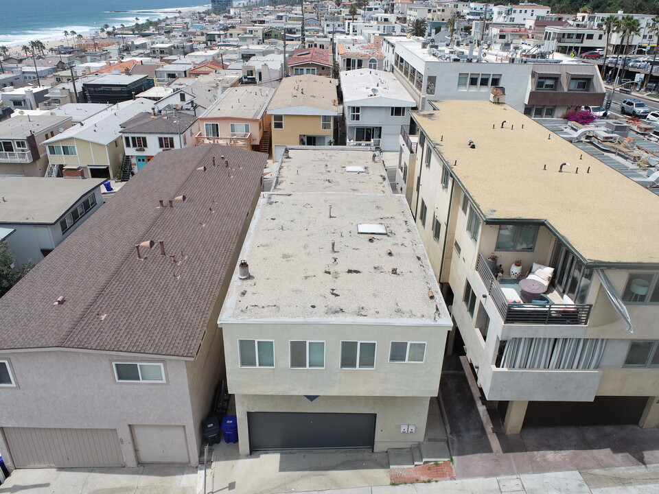 220 Rosecrans in Manhattan Beach, CA - Building Photo