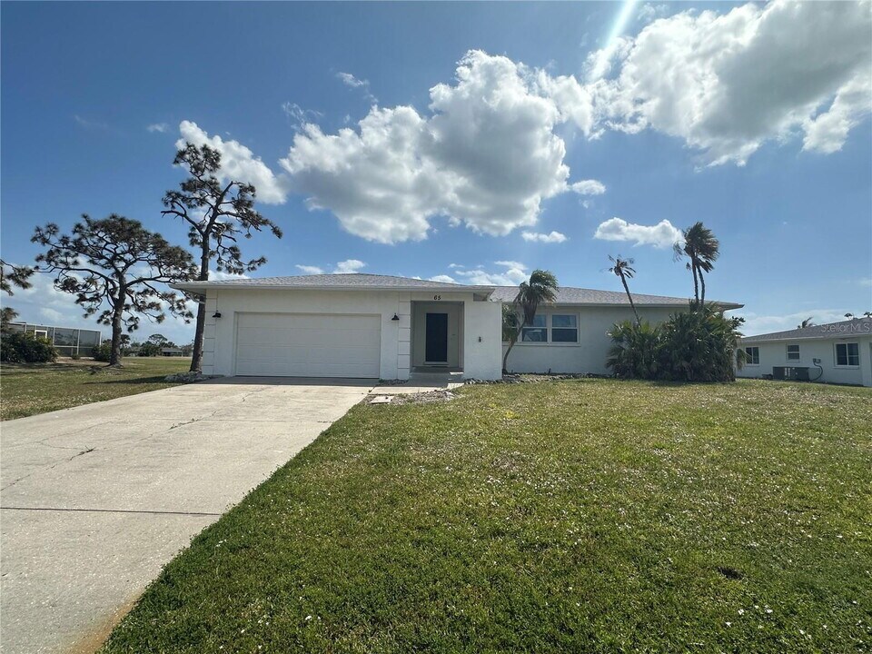 65 Oakland Hills Pl in Rotonda West, FL - Foto de edificio