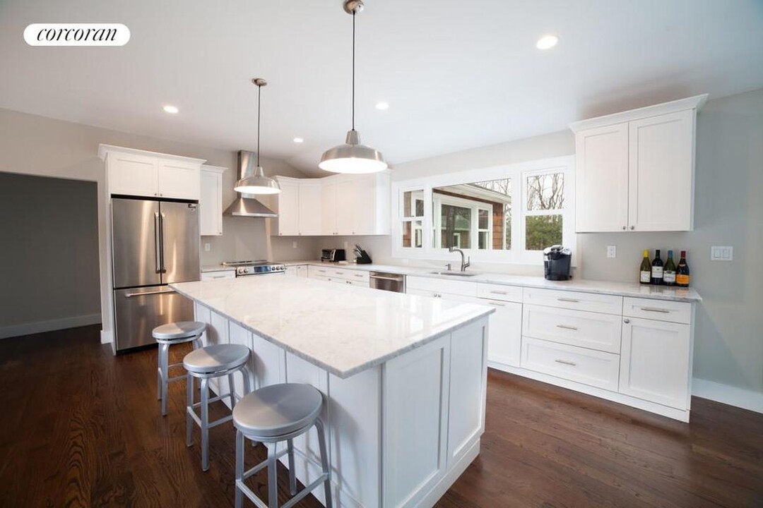 25 Shadyrest Dr in Sag Harbor, NY - Building Photo