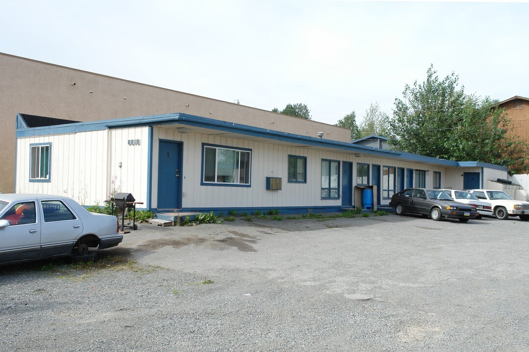 8000-8001 Greenwood St in Anchorage, AK - Foto de edificio