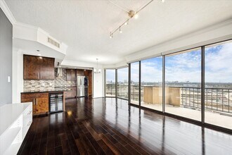 3350 McCue Rd in Houston, TX - Foto de edificio - Building Photo