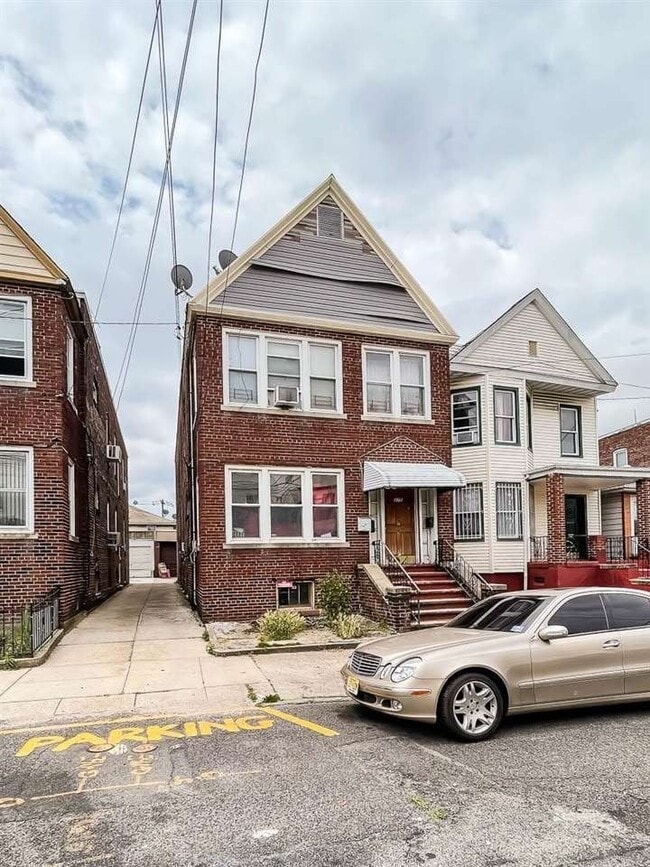 275 Linden Ave, Unit 275 Linden Ave Floor 2