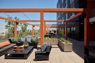 The Q De Soto in Woodland Hills, CA - Foto de edificio - Building Photo
