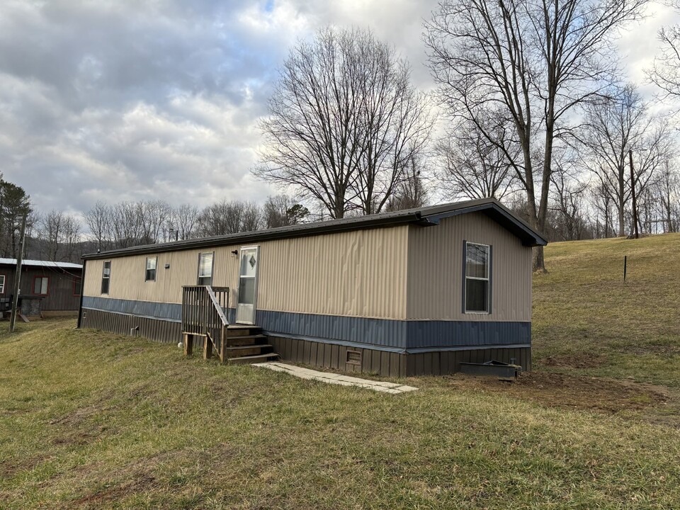 144 Cresent Loop in Canton, NC - Building Photo