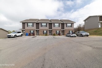 924 Warrior Hill Dr in Louisville, TN - Foto de edificio - Building Photo