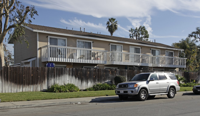 2229 Elden Ave in Costa Mesa, CA - Foto de edificio - Building Photo