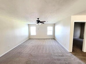 20018 Cypresswood Square in Spring, TX - Foto de edificio - Building Photo