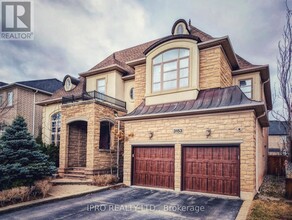 3153 Saddleworth Crescent in Oakville, ON - Building Photo - Building Photo