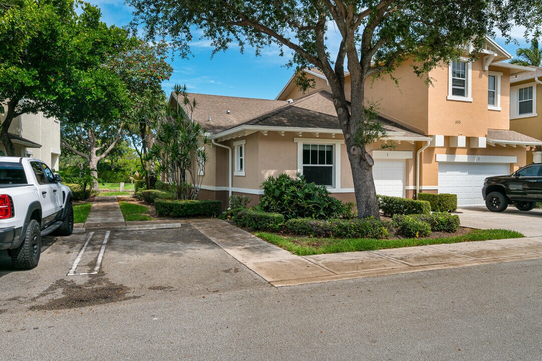 555 Pacific Grove Dr in West Palm Beach, FL - Building Photo