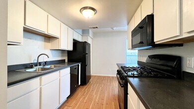 2301 Ohlen Rd, Unit 103 in Austin, TX - Building Photo - Building Photo