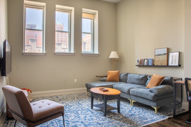 225 E Michigan St in Milwaukee, WI - Foto de edificio - Building Photo