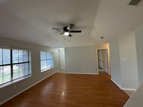 319 Shea St in Garland, TX - Foto de edificio - Building Photo