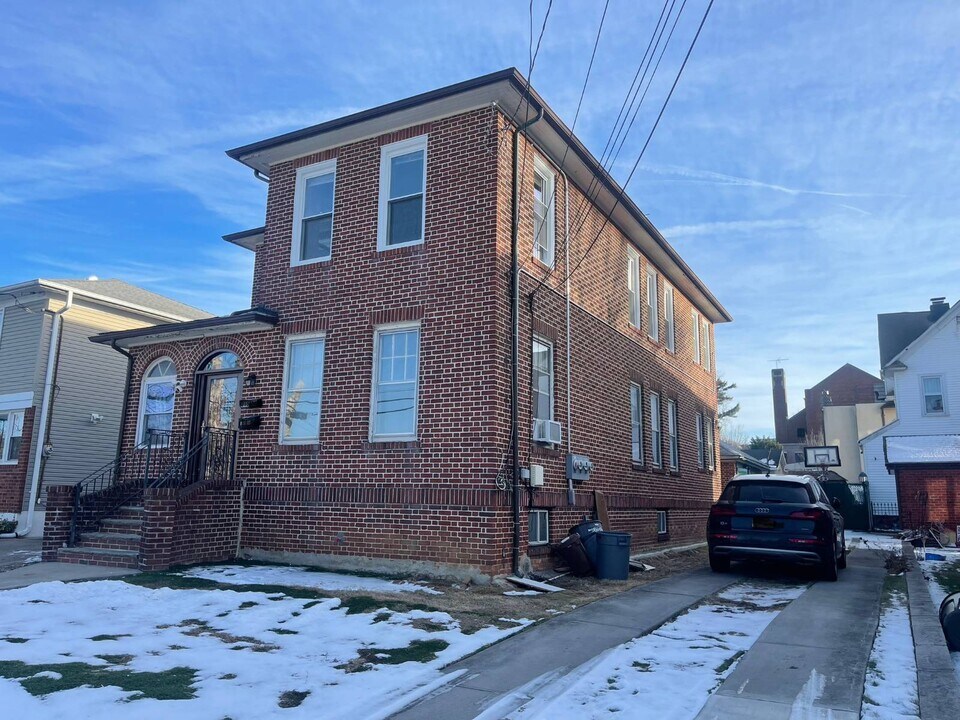 215-34 36th Ave in Queens, NY - Building Photo