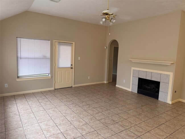 2872 Shallow Brook Ln in Dickinson, TX - Building Photo - Building Photo