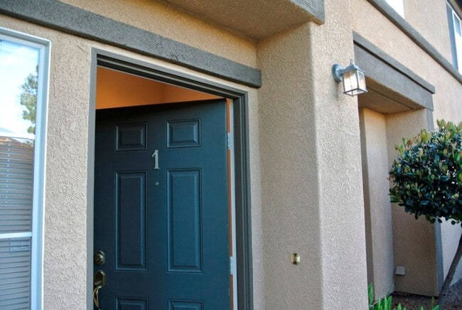 645 Sumner Way in Oceanside, CA - Building Photo - Building Photo