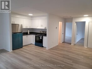 2 Orchard Heights Blvd in Aurora, ON - Building Photo - Building Photo