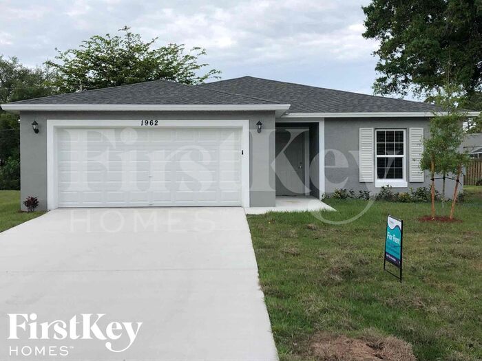 1962 SW Cycle St in Port St. Lucie, FL - Building Photo